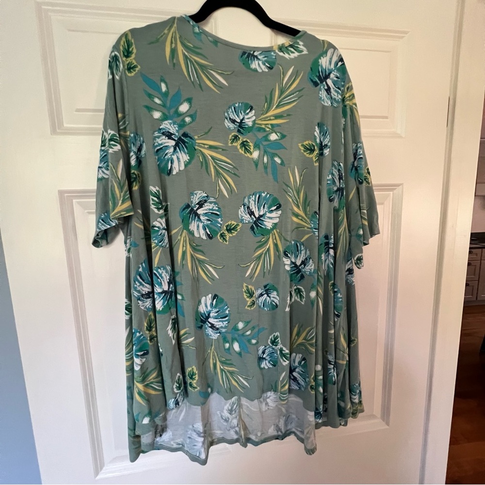 Cooper road collection floral short sleeve top 5x gently used